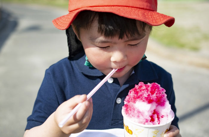 かき氷を頬張る子供の写真