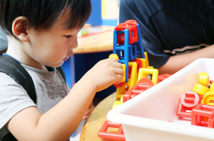 子供、遊びのイメージ写真。おもちゃで遊んでいる