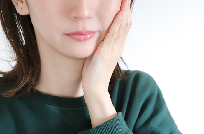 虫歯の不安を抱える女性の写真