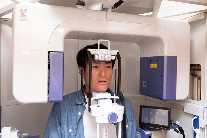 レントゲン撮影中の患者