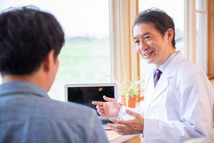 患者の相談に親身になって耳を傾ける歯科医師