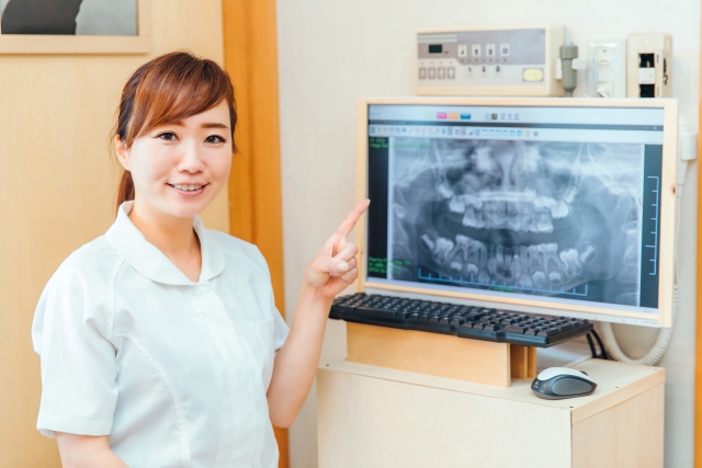 歯のレントゲン写真と歯科衛生士の画像