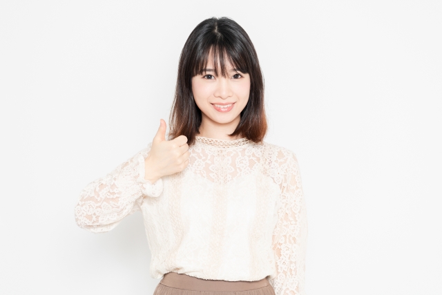 いいねのジェスチャーをする女性の画像