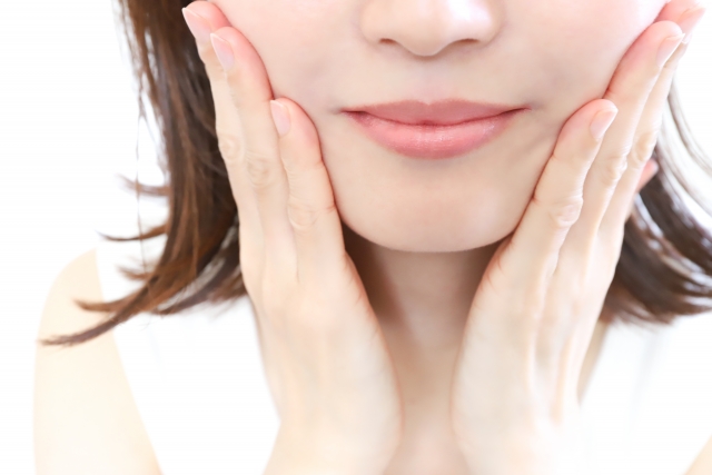 顔に手を当てる女性 スキンケアイメージ