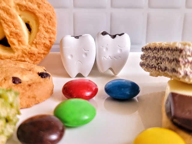 たくさんのお菓子と震える虫歯くん