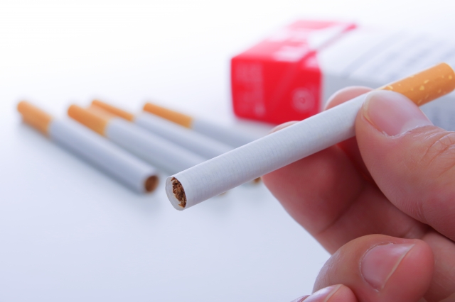 タバコを持つ手