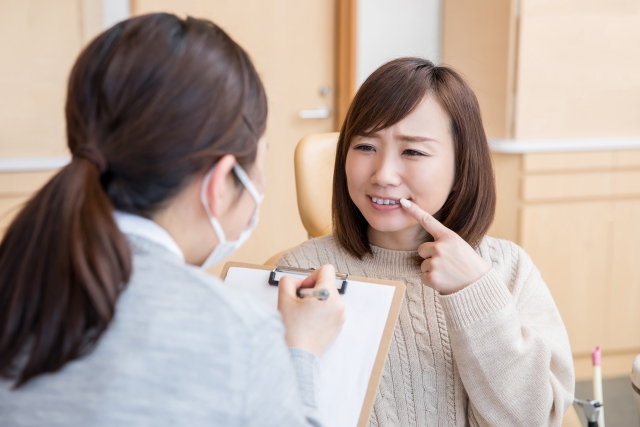 虫歯を見てもらう女性